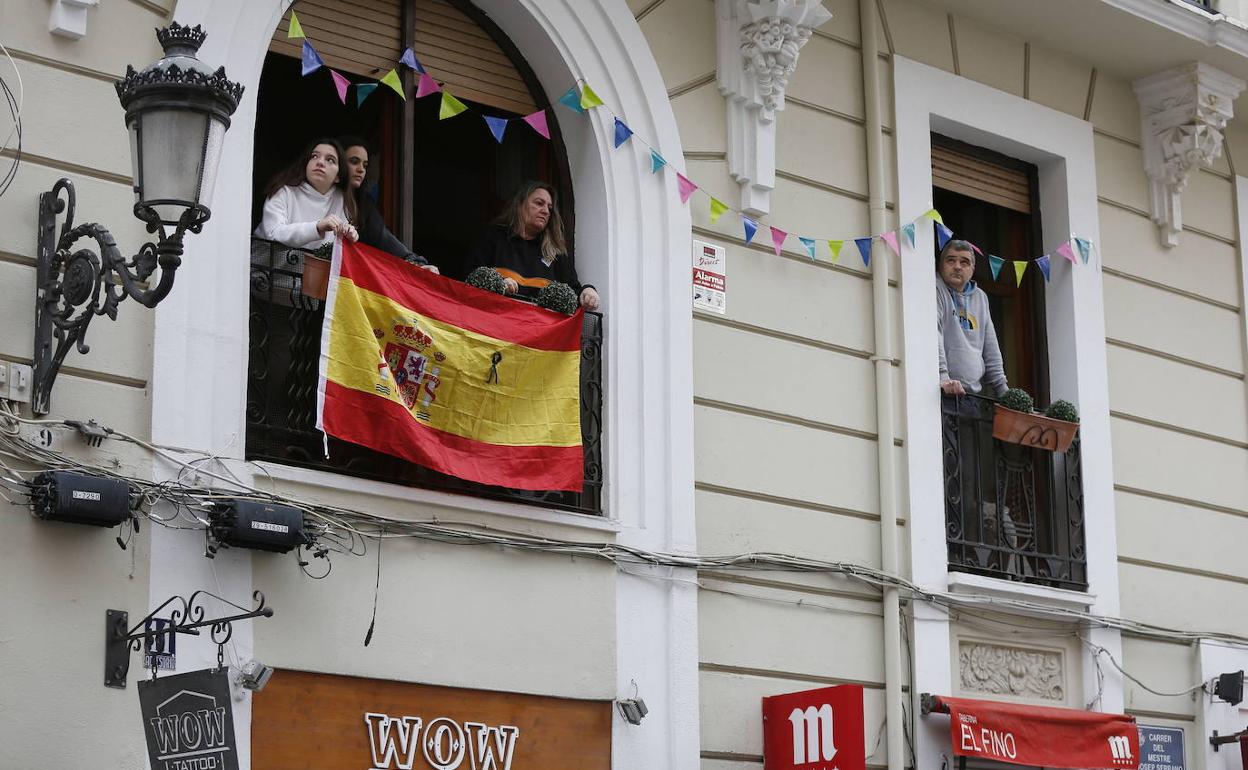 Vecinos de Valencia en los balcones durante el estado de alarma