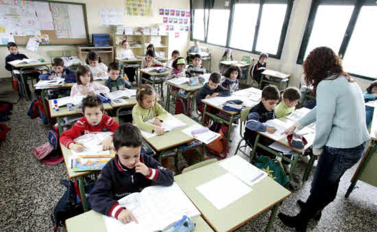 Niños estudiando en una clase 