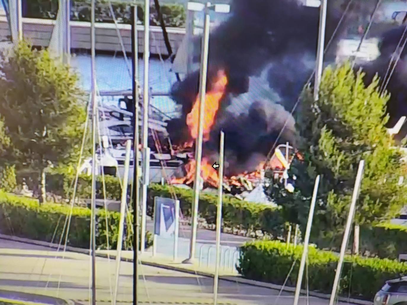 Un incendio ha destruido la mañana de este martes dos embarcaciones en la Marina Sur en el Puerto de Valencia. Tras recibir el aviso del fuego, dos patrullas de la Policía Portuaria y una decena de bomberos de los parques Sur y Norte acudieron con urgencia al lugar para sofocar la llamas. La rápida intervención de los bomberos evitó daños en otras embarcaciones. Ninguna persona resultó herida en este siniestro, según informaron fuentes policiales.