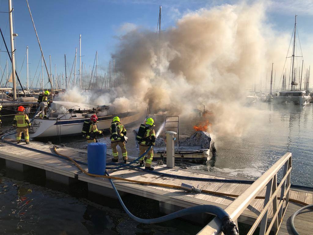 Un incendio ha destruido la mañana de este martes dos embarcaciones en la Marina Sur en el Puerto de Valencia. Tras recibir el aviso del fuego, dos patrullas de la Policía Portuaria y una decena de bomberos de los parques Sur y Norte acudieron con urgencia al lugar para sofocar la llamas. La rápida intervención de los bomberos evitó daños en otras embarcaciones. Ninguna persona resultó herida en este siniestro, según informaron fuentes policiales.