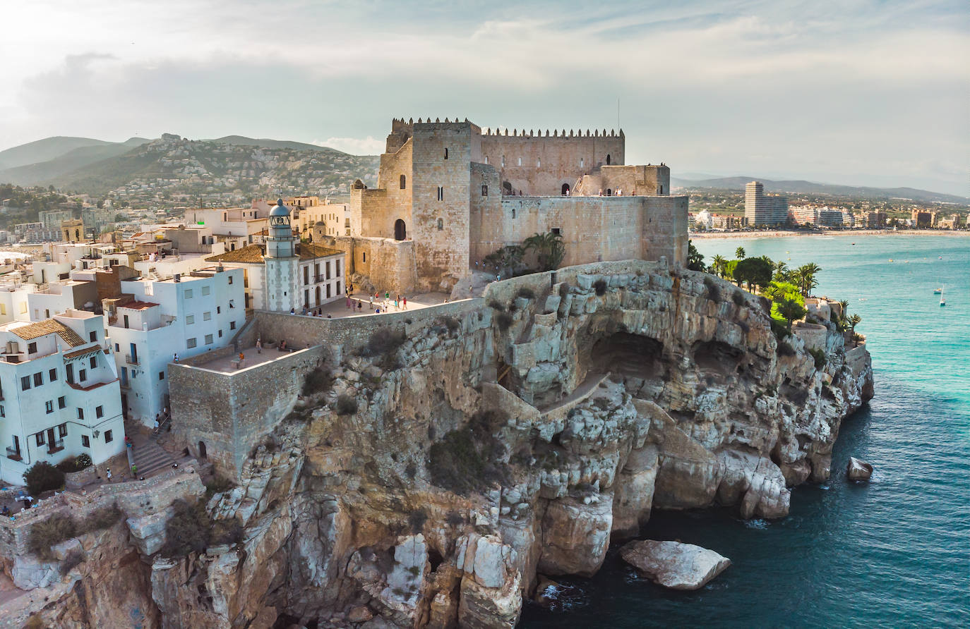 PEÑÍSCOLA (Castellón) | Situado en la costa norte de la provincia de Castellón, en la comarca del Baix Maestrat, posee el título de ciudad desde 1707. De Valencia a Peñíscola hay una distancia, aproximadamente, de 150 kilómetros. Para llegar a ella: AP-7.