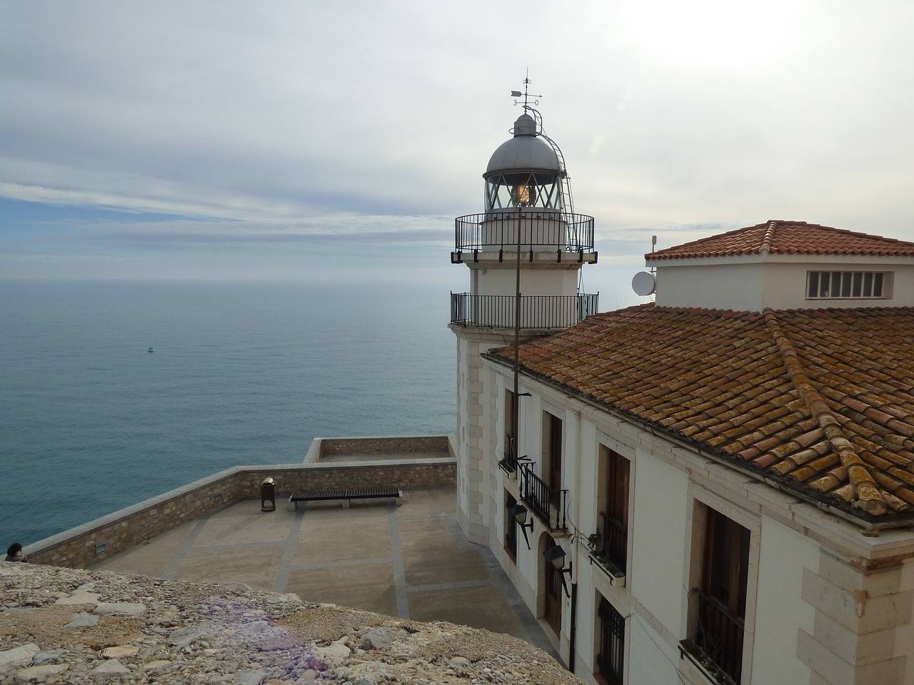 Rodeado por murallas y con estrechas calles medievales, en la cumbre de Peñícola se encuentra el castillo construido en el siglo XIV por los caballeros templarios sobre los restos de una alcazaba árabe tras la conquista critiana y cuya historia es inseparable de la del llamado Papa Luna, pontífice de Aviñón durante el Cisma de Occidente, cuando había dos papas simultáneamente. 