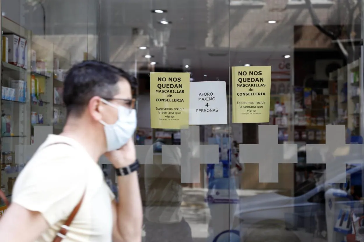 Una farmacia indica en un cartel que no quedan mascarillas.  IRENE MARSILLA