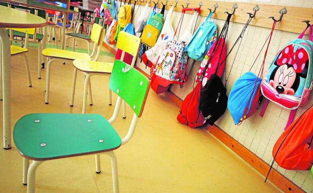 Aula del colegio Santa María de Valencia, vacía tras la suspensión de las clases presenciales. 