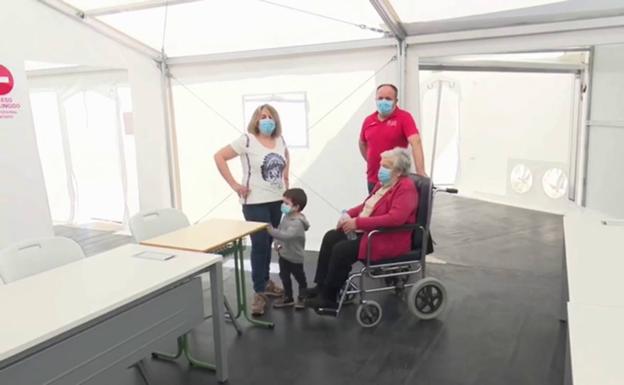 Una familia en el hospital de campaña de Castellón