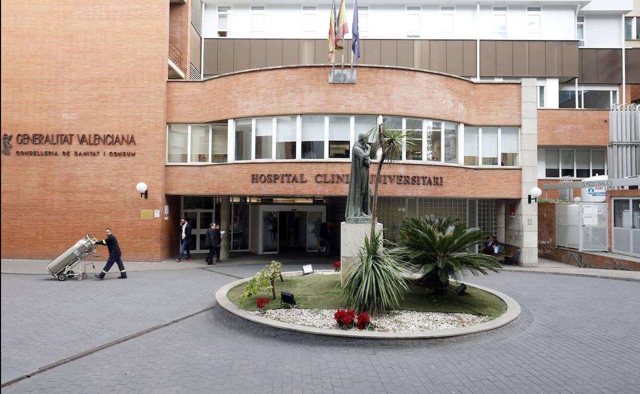 Entrada del hospital Clínico de Valencia.