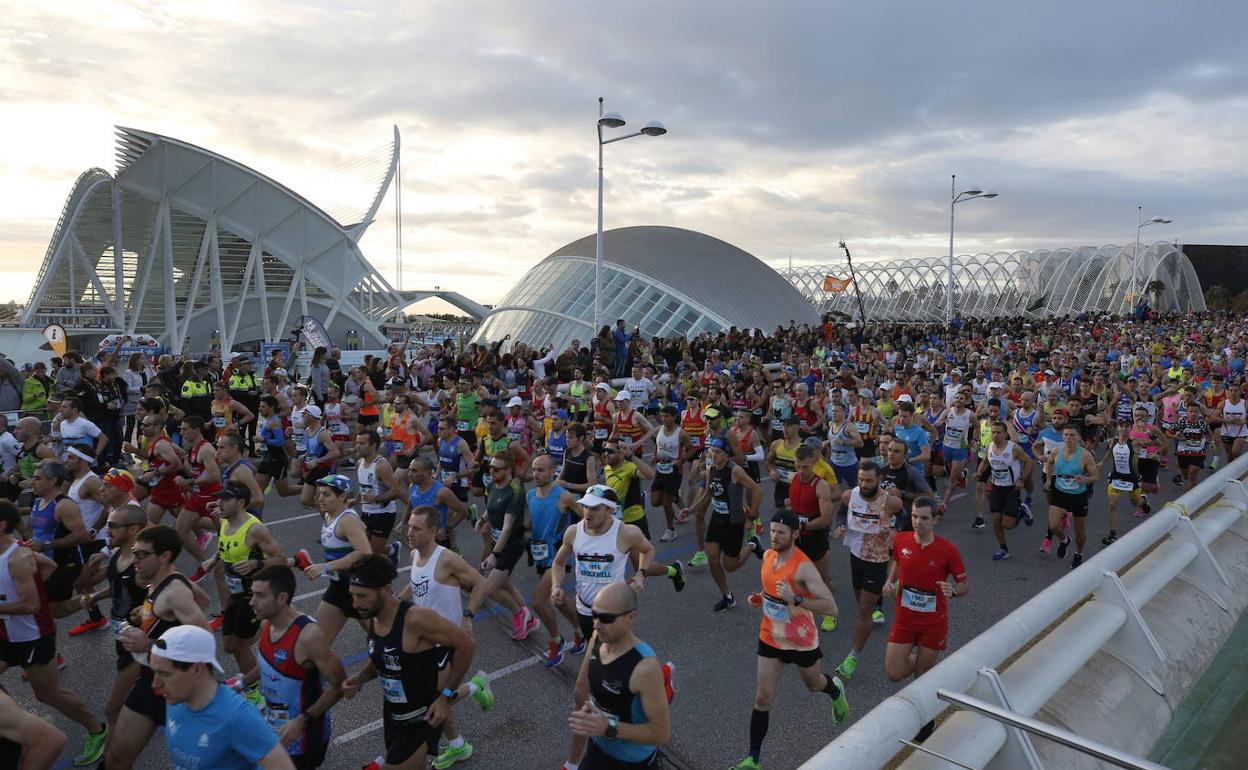 Corredores en los primeros metros del maratón, junto a la Ciudad de las Artes y las Ciencias.