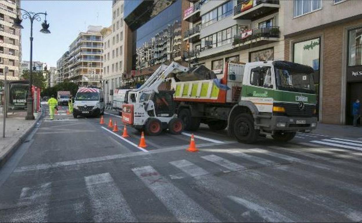 Cambios de señalización en la calzada de la calle Colón, este miércoles. 