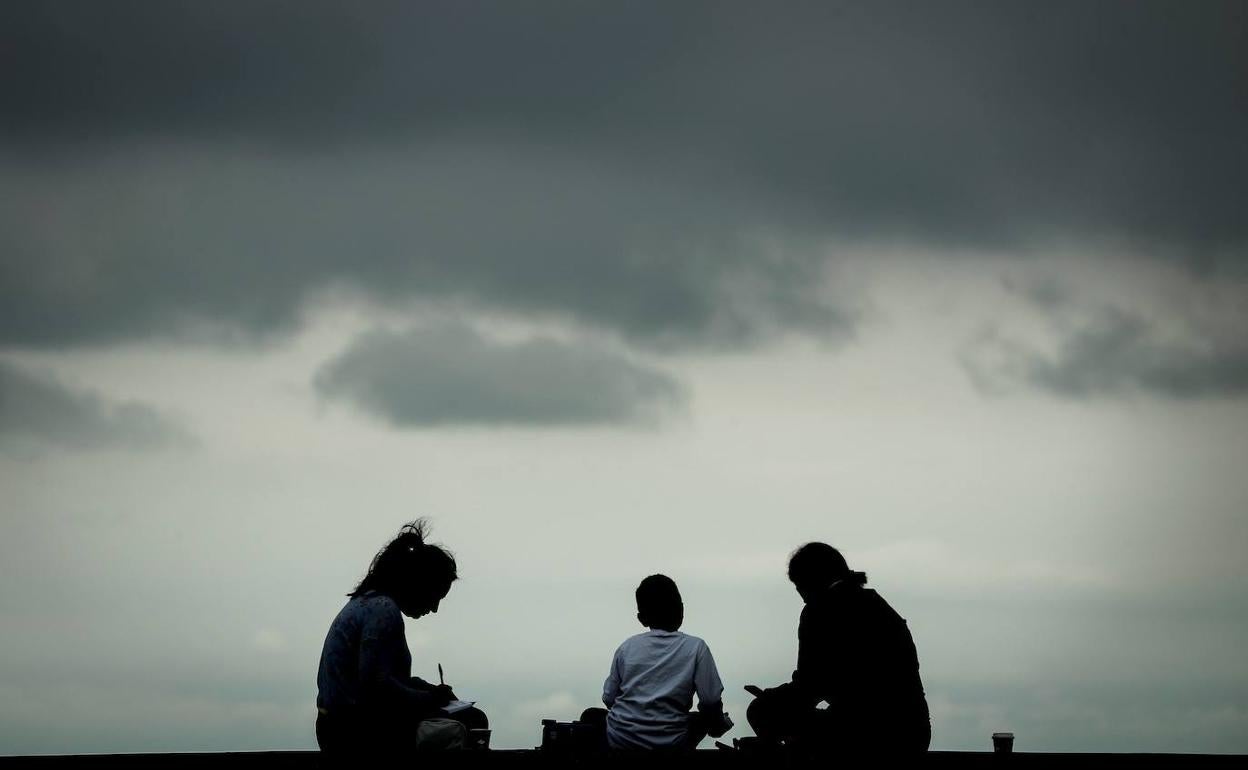 Tres personas descansan en una de las salidas recientes permitidas