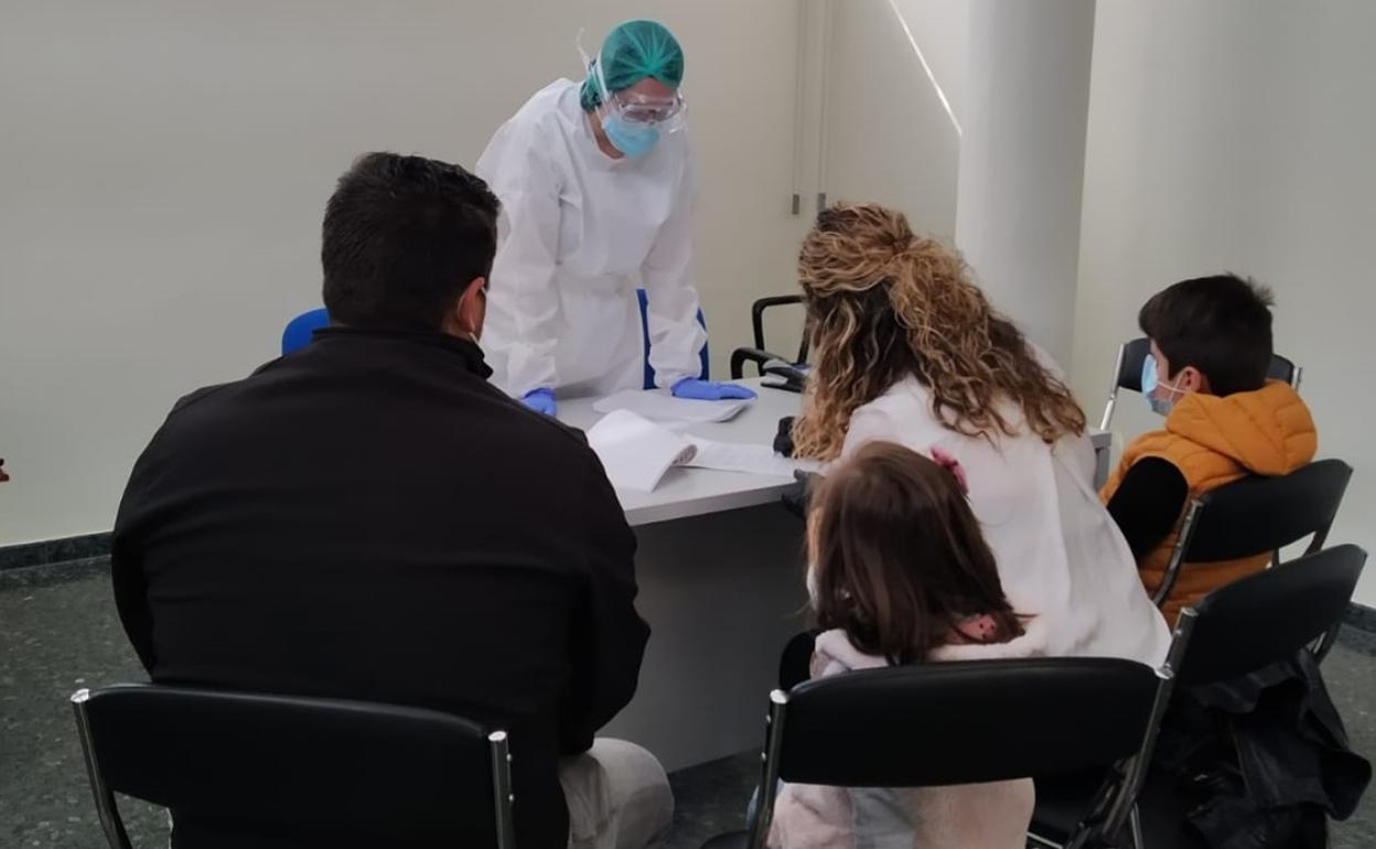 Una de las familias elegidas para el estudio de seroprevalencia da su consentimiento para hacer el test. 