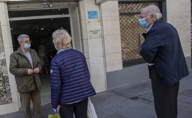 Los mayores de 70 años y personas dependientes pueden pasear de 10 a 12 y de l9 a 20 horas