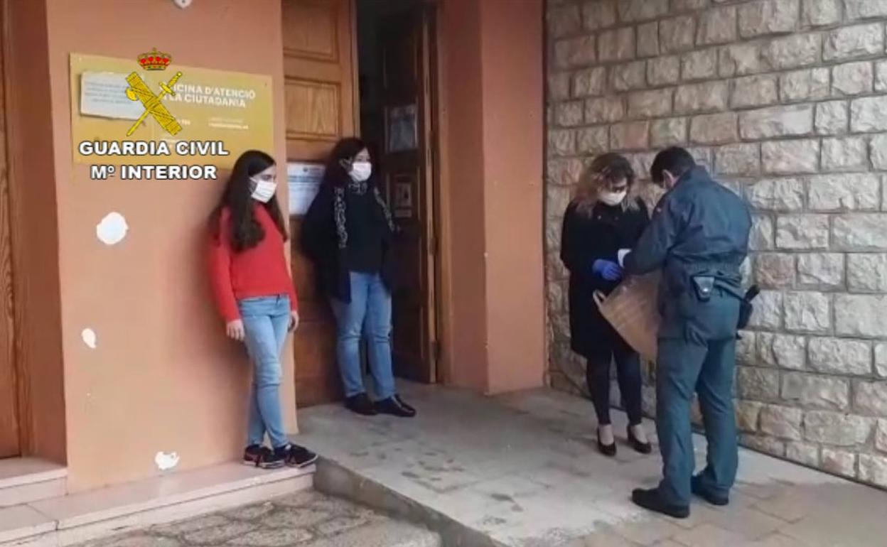 Un momento del reparto del material sanitario realizado por la Guardia Civil. 