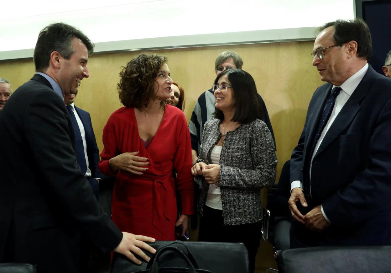Las ministras Monter y Darias y el conseller Soler (derecha) en la reunión del CPFF en febrero. efe