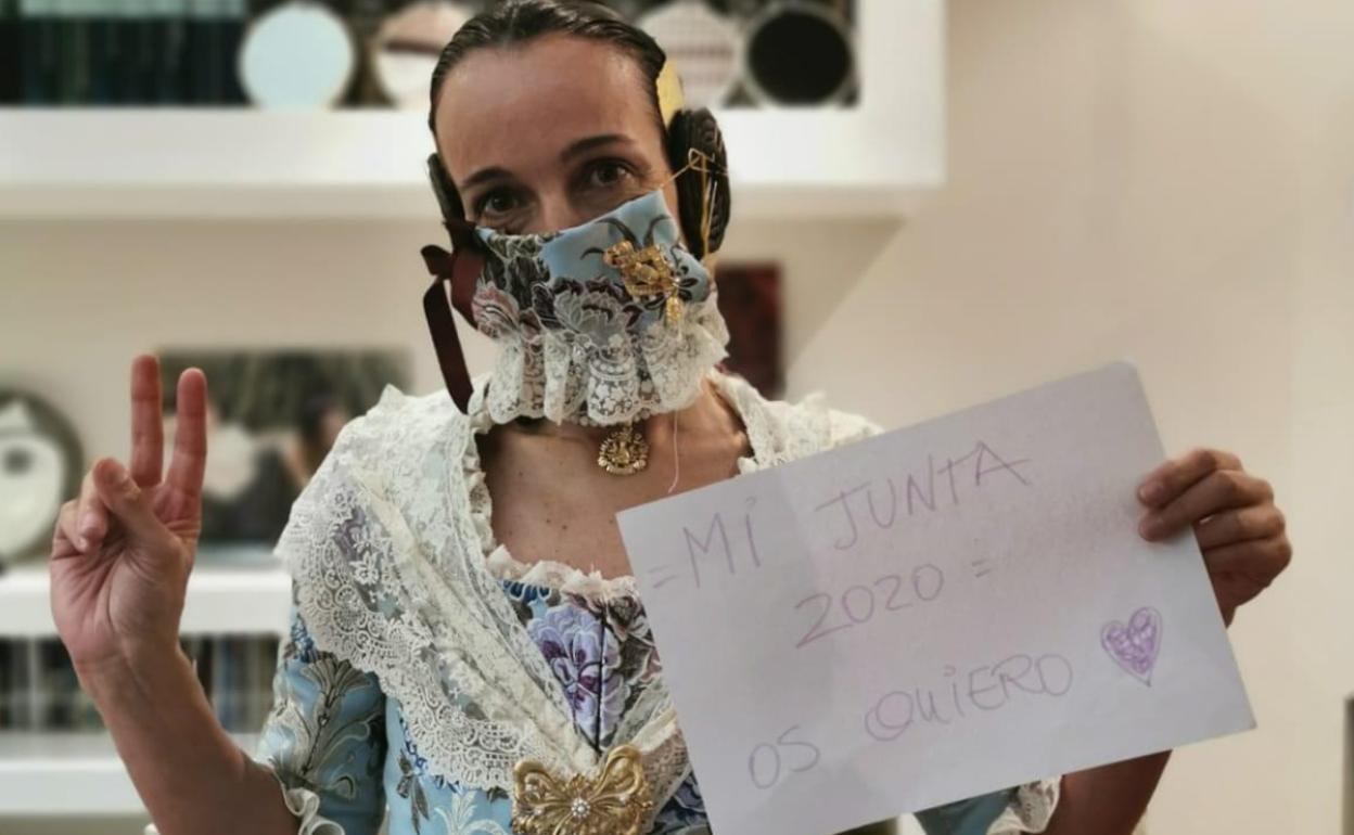 Rosana Galán lanza un mensaje a su junta con su mascarilla. 