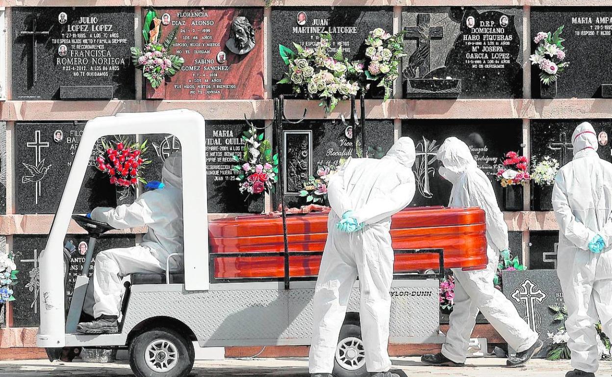 Entierros en el cementerio municipal de Valencia.