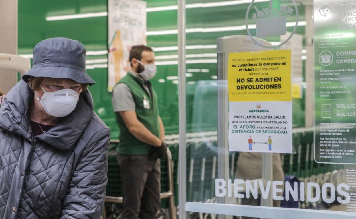 Acceso a una tienda de Mercadona durante la crisis del coronavirus.