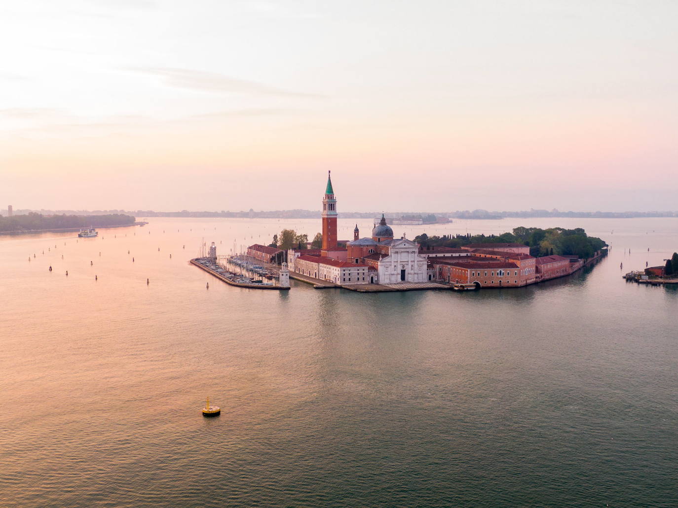 Las dos ciudades italianas se descubren sin público a vista de pájaro. Las zonas más turísticas están ahora libres, sin gente. El coronavirus ha dejado a dos de las urbes más históricas de Europa con un aspecto insólito.