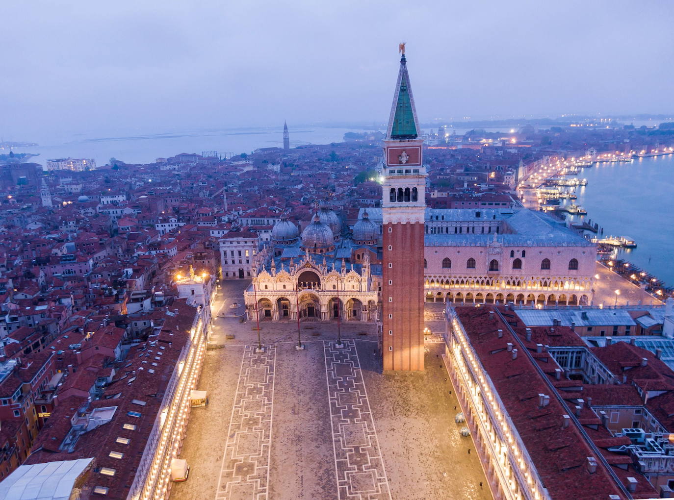 Las dos ciudades italianas se descubren sin público a vista de pájaro. Las zonas más turísticas están ahora libres, sin gente. El coronavirus ha dejado a dos de las urbes más históricas de Europa con un aspecto insólito.