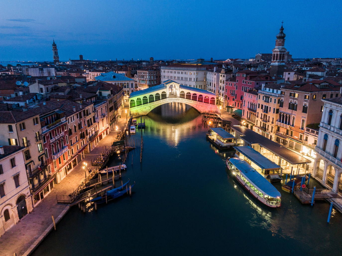 Las dos ciudades italianas se descubren sin público a vista de pájaro. Las zonas más turísticas están ahora libres, sin gente. El coronavirus ha dejado a dos de las urbes más históricas de Europa con un aspecto insólito.