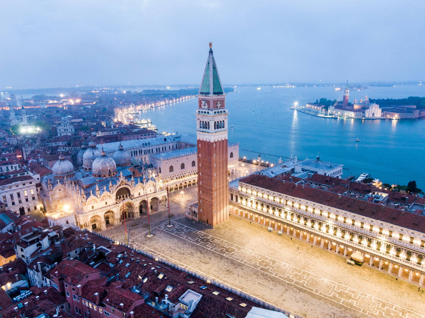 Las dos ciudades italianas se descubren sin público a vista de pájaro. Las zonas más turísticas están ahora libres, sin gente. El coronavirus ha dejado a dos de las urbes más históricas de Europa con un aspecto insólito.
