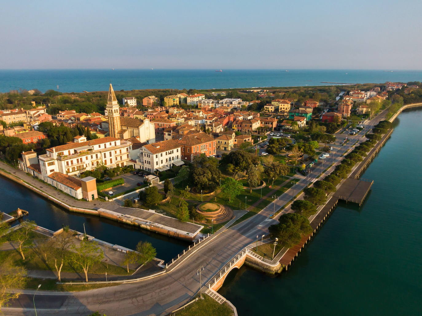 Las dos ciudades italianas se descubren sin público a vista de pájaro. Las zonas más turísticas están ahora libres, sin gente. El coronavirus ha dejado a dos de las urbes más históricas de Europa con un aspecto insólito.