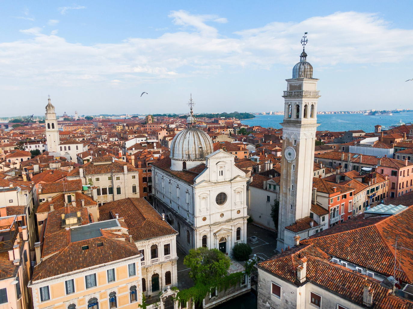 Las dos ciudades italianas se descubren sin público a vista de pájaro. Las zonas más turísticas están ahora libres, sin gente. El coronavirus ha dejado a dos de las urbes más históricas de Europa con un aspecto insólito.