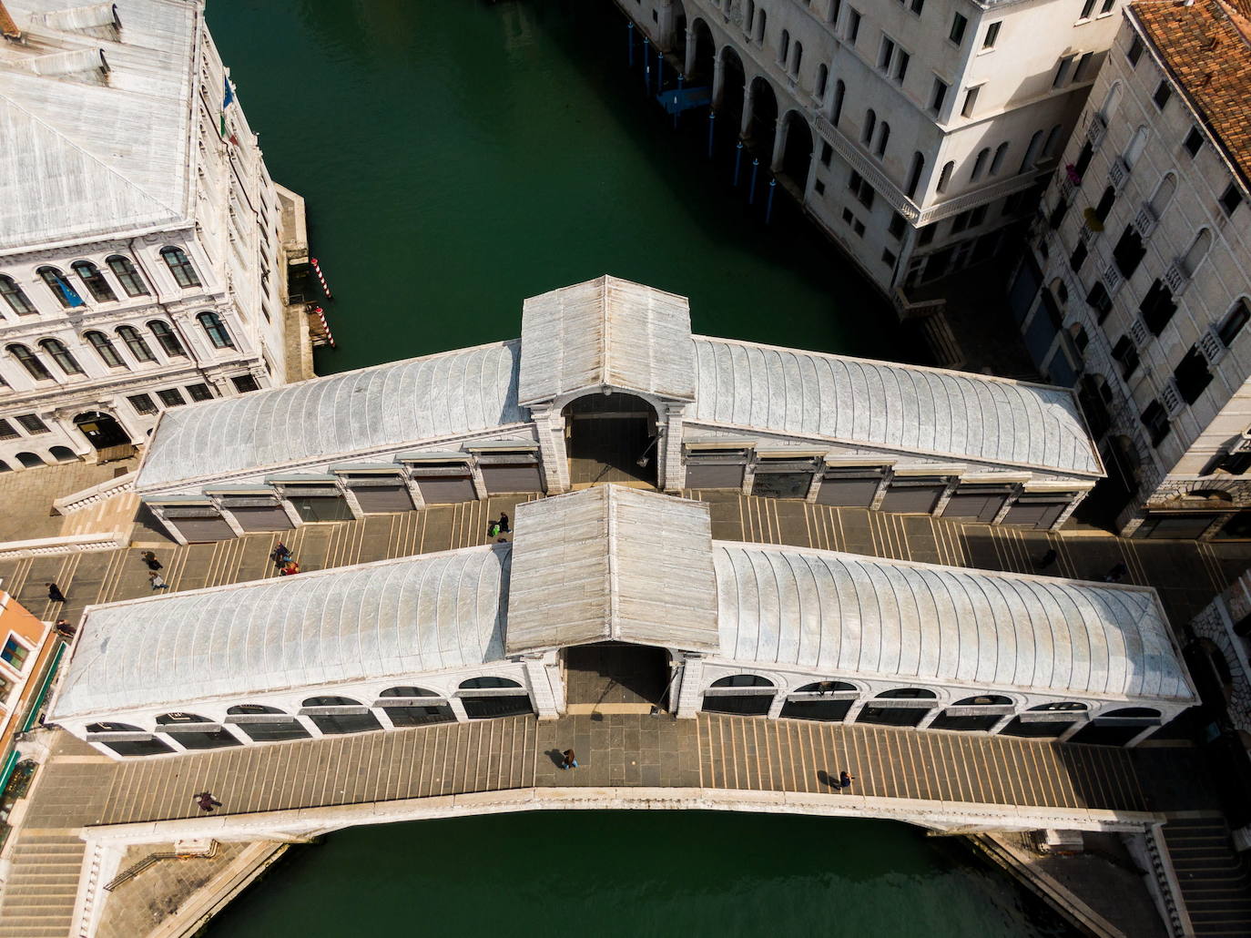 Las dos ciudades italianas se descubren sin público a vista de pájaro. Las zonas más turísticas están ahora libres, sin gente. El coronavirus ha dejado a dos de las urbes más históricas de Europa con un aspecto insólito.