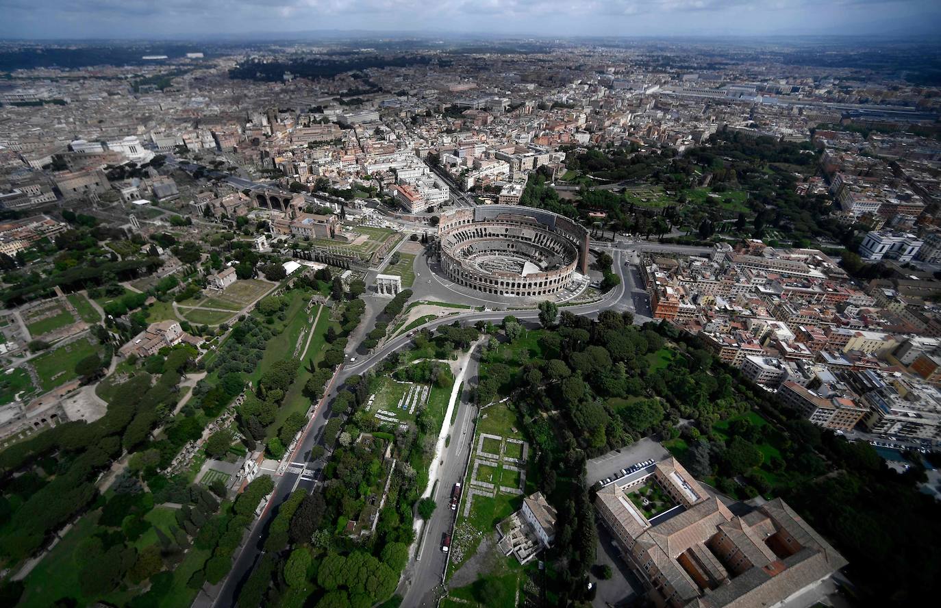 Las dos ciudades italianas se descubren sin público a vista de pájaro. Las zonas más turísticas están ahora libres, sin gente. El coronavirus ha dejado a dos de las urbes más históricas de Europa con un aspecto insólito.