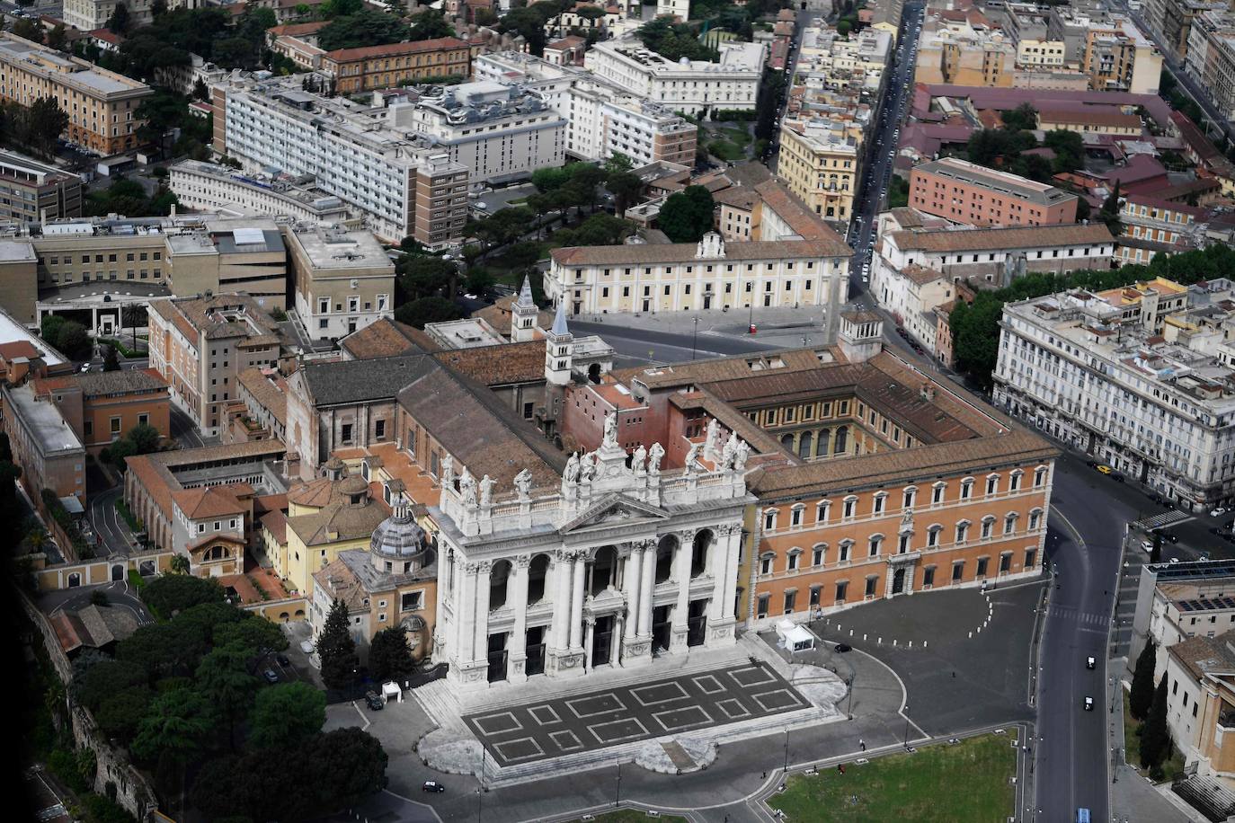 Las dos ciudades italianas se descubren sin público a vista de pájaro. Las zonas más turísticas están ahora libres, sin gente. El coronavirus ha dejado a dos de las urbes más históricas de Europa con un aspecto insólito.