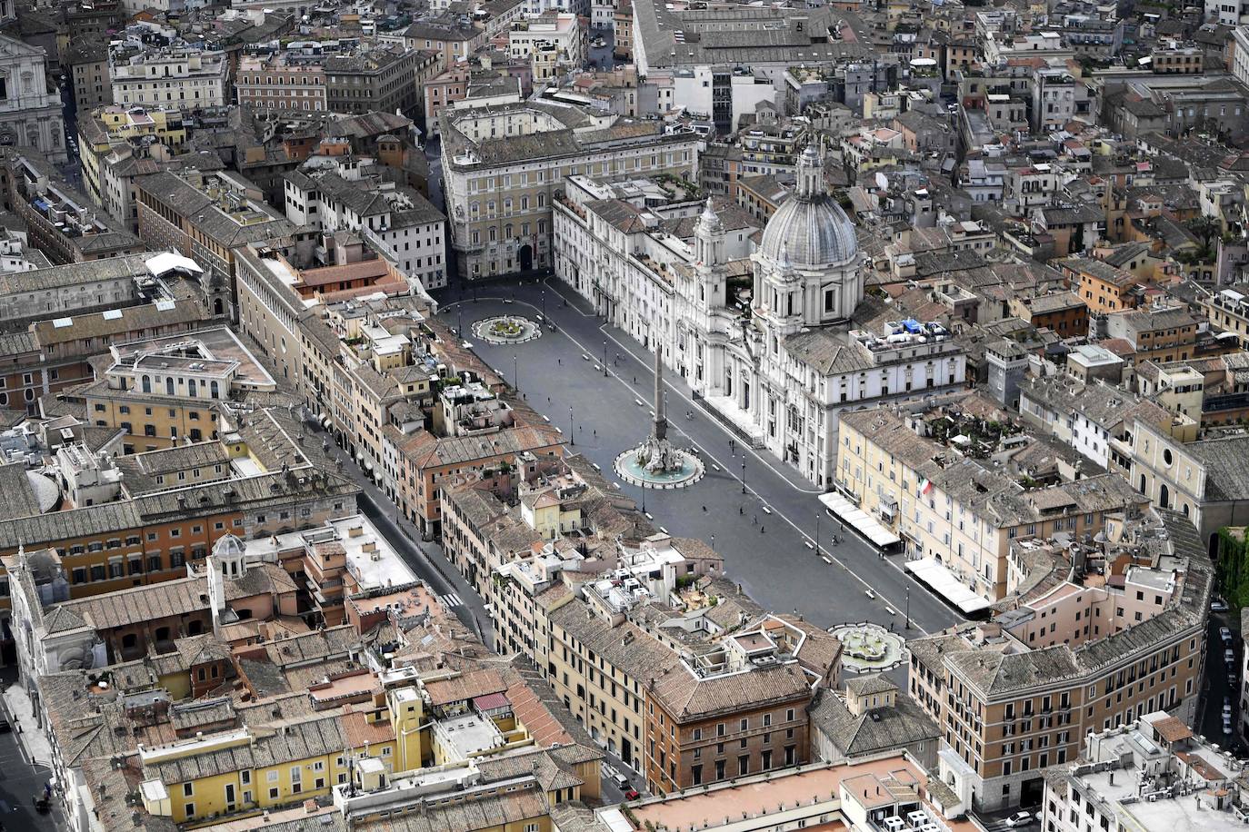 Las dos ciudades italianas se descubren sin público a vista de pájaro. Las zonas más turísticas están ahora libres, sin gente. El coronavirus ha dejado a dos de las urbes más históricas de Europa con un aspecto insólito.