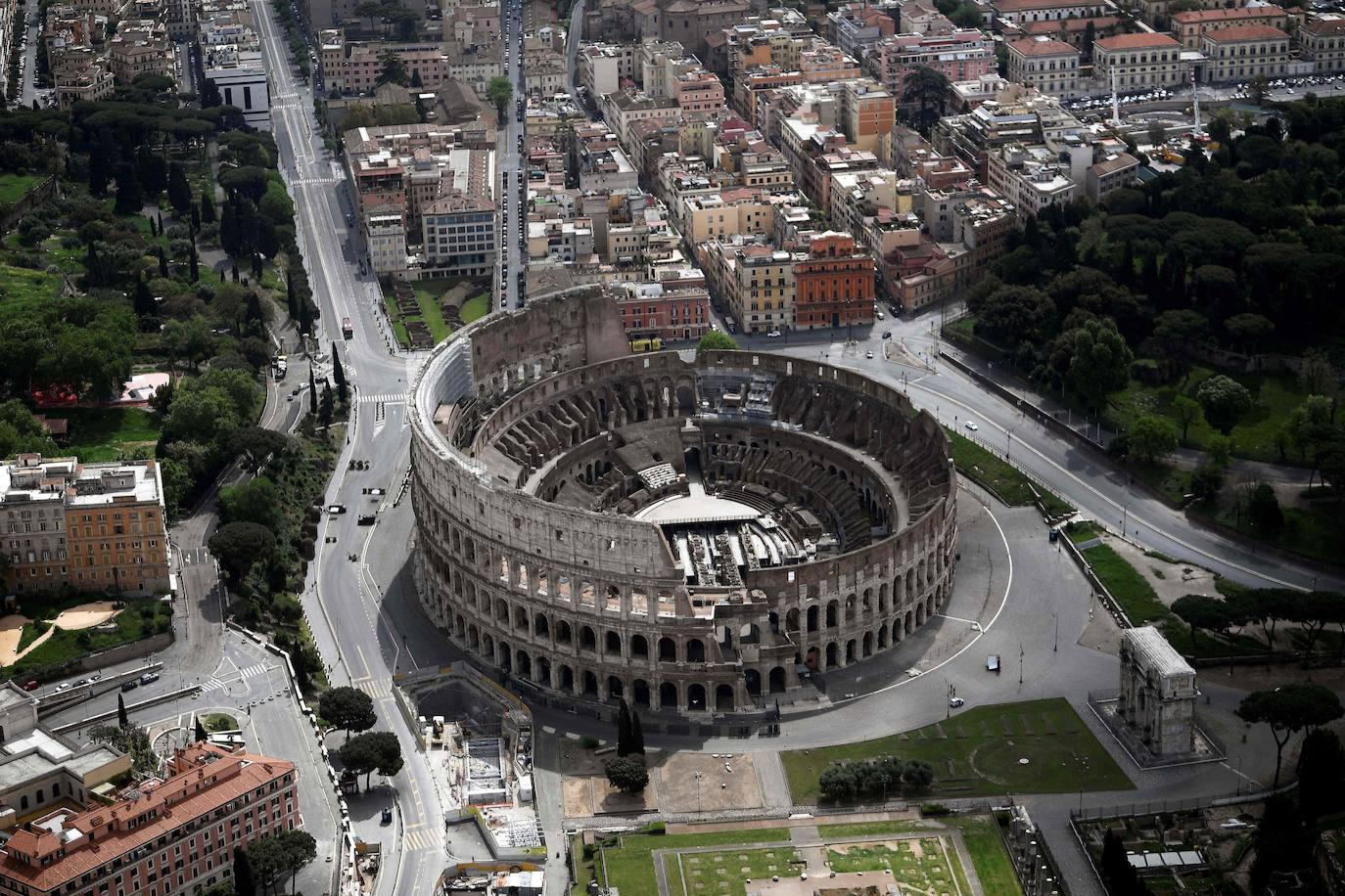 Las dos ciudades italianas se descubren sin público a vista de pájaro. Las zonas más turísticas están ahora libres, sin gente. El coronavirus ha dejado a dos de las urbes más históricas de Europa con un aspecto insólito.