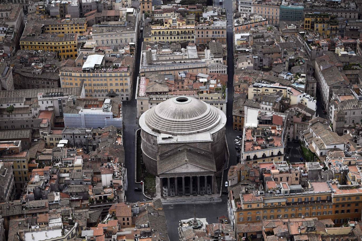 Las dos ciudades italianas se descubren sin público a vista de pájaro. Las zonas más turísticas están ahora libres, sin gente. El coronavirus ha dejado a dos de las urbes más históricas de Europa con un aspecto insólito.