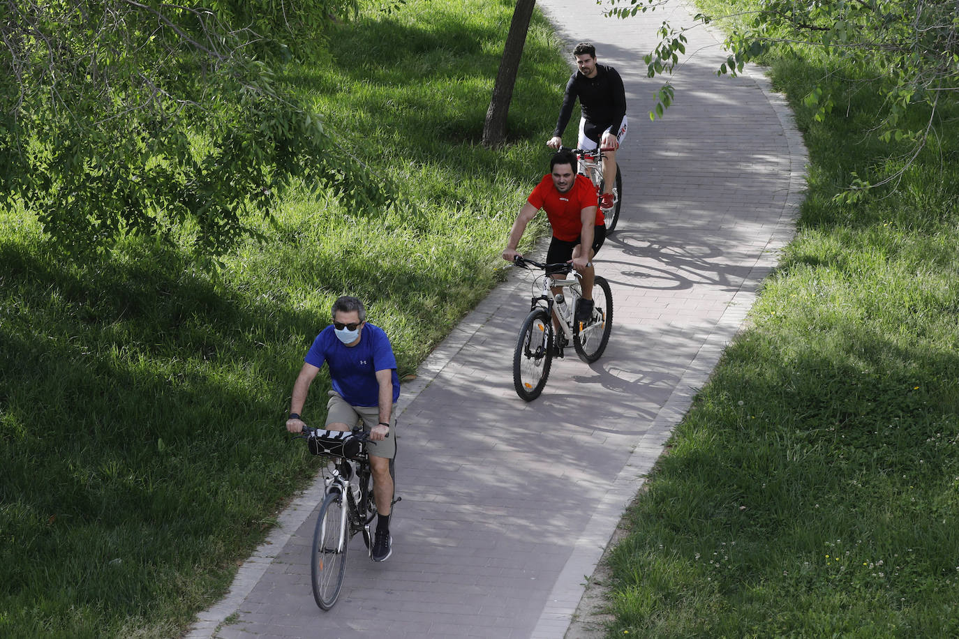 Fotos: Ciclistas, corredores y paseantes llenan de vida Valencia