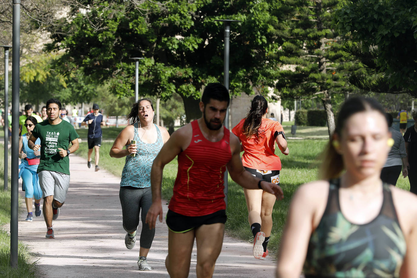 Fotos: Ciclistas, corredores y paseantes llenan de vida Valencia