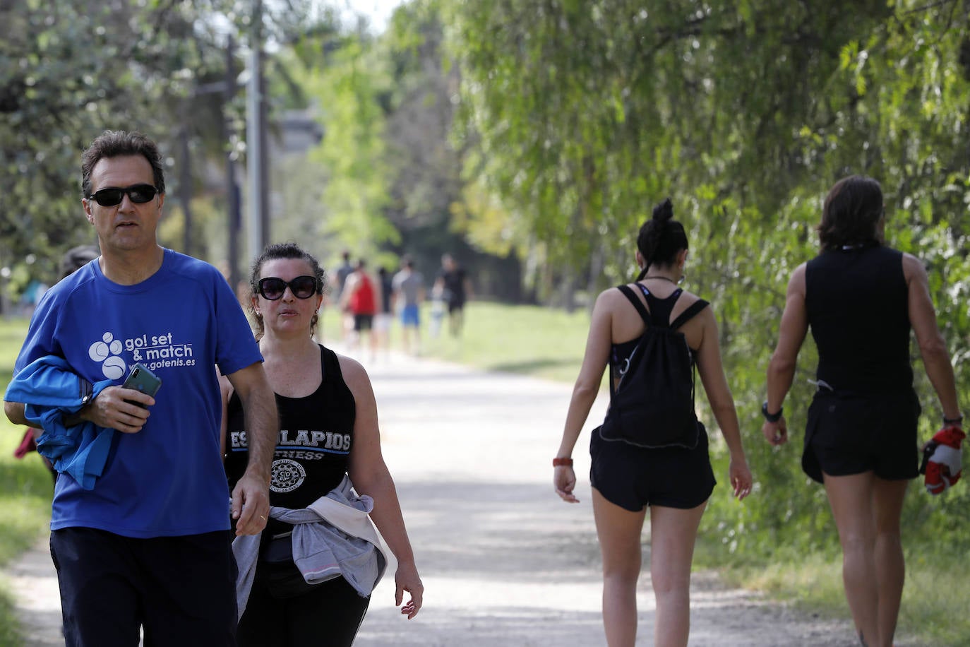 Fotos: Ciclistas, corredores y paseantes llenan de vida Valencia