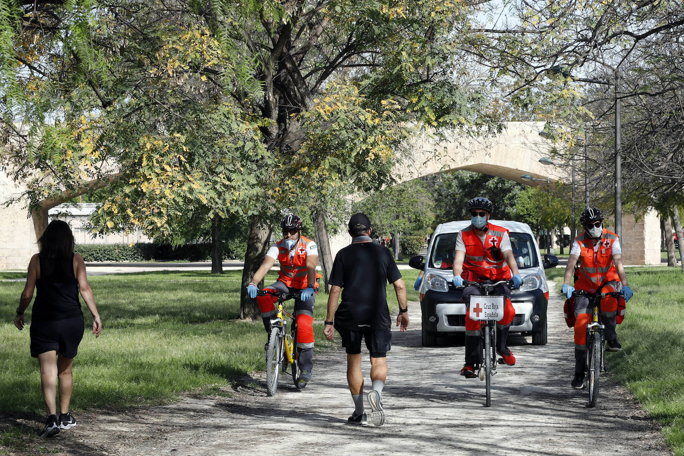 Fotos: Ciclistas, corredores y paseantes llenan de vida Valencia