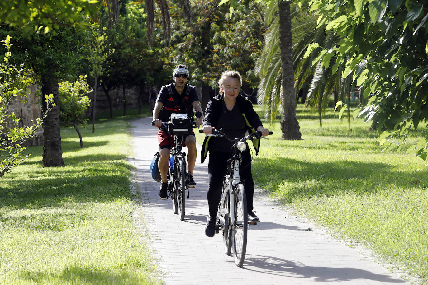 Fotos: Ciclistas, corredores y paseantes llenan de vida Valencia