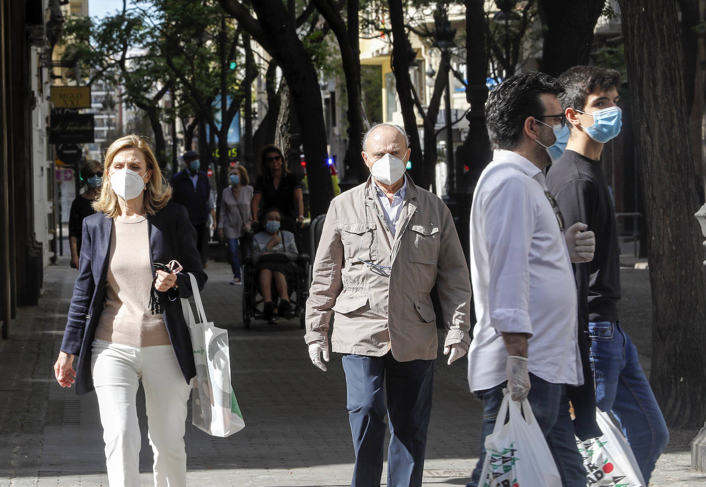 Fotos: Ciclistas, corredores y paseantes llenan de vida Valencia