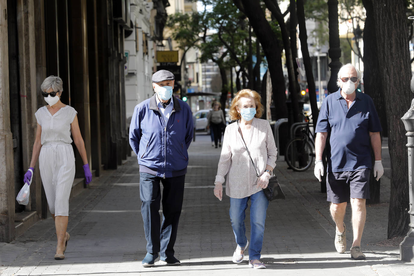 Fotos: Ciclistas, corredores y paseantes llenan de vida Valencia