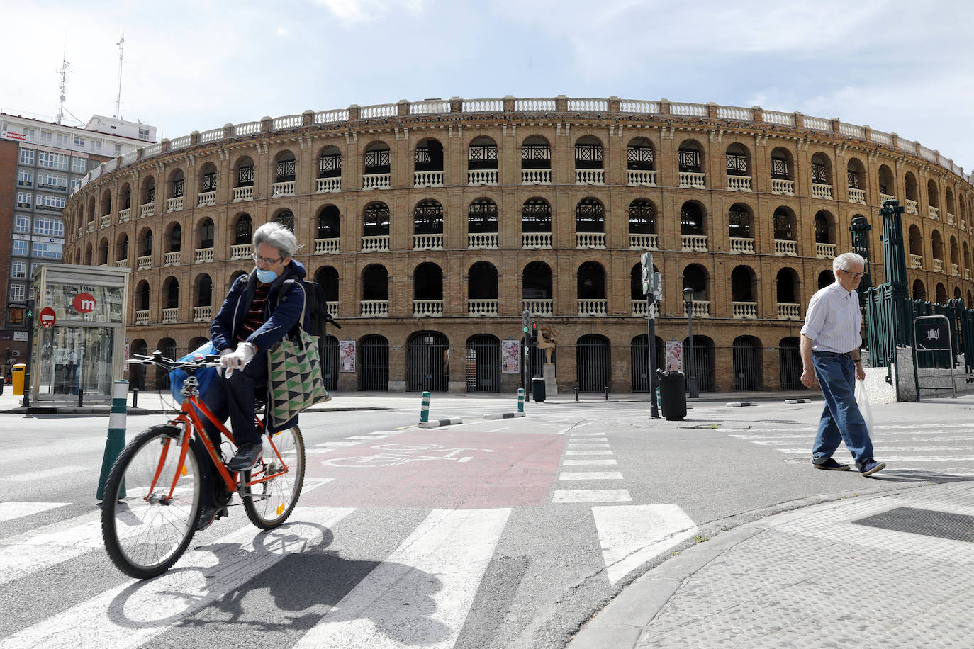 Fotos: Ciclistas, corredores y paseantes llenan de vida Valencia