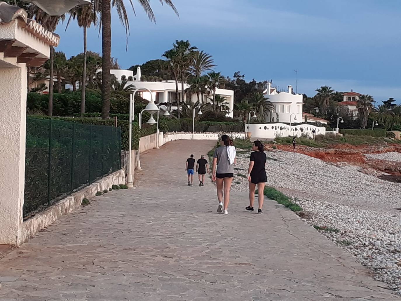 Fotos: Los primeros primeros paseos y ejercicios de la desescalada en Dénia