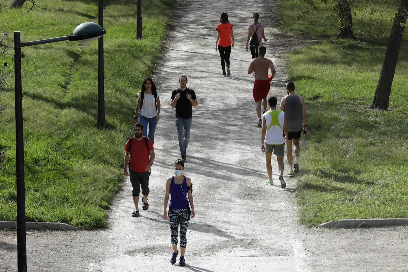 Fotos: Ciclistas, corredores y paseantes llenan de vida Valencia