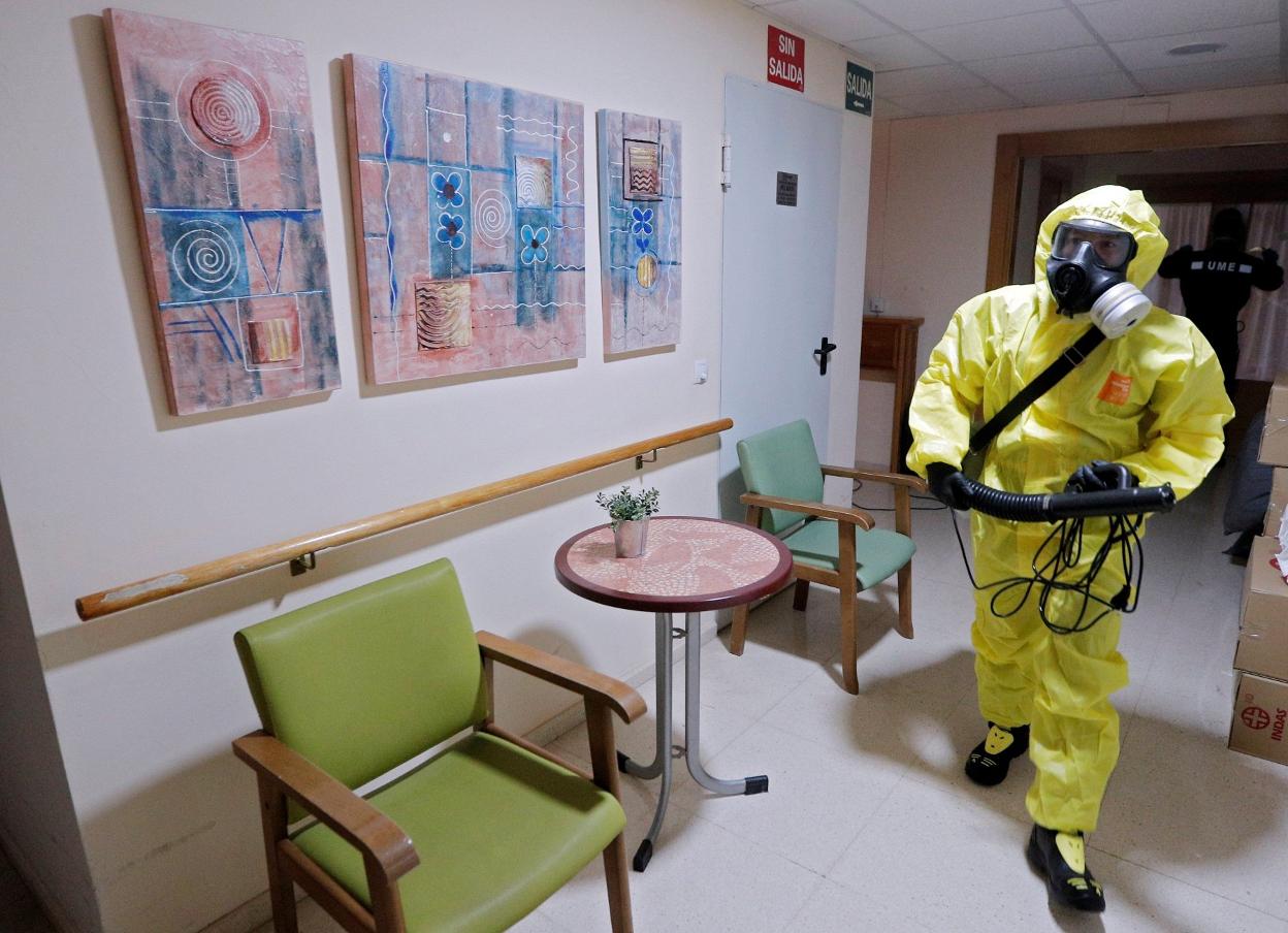 Un miembro de la Unidad Militar de Emergencias desinfectando una residencia. efe/ Kai Fösterling
