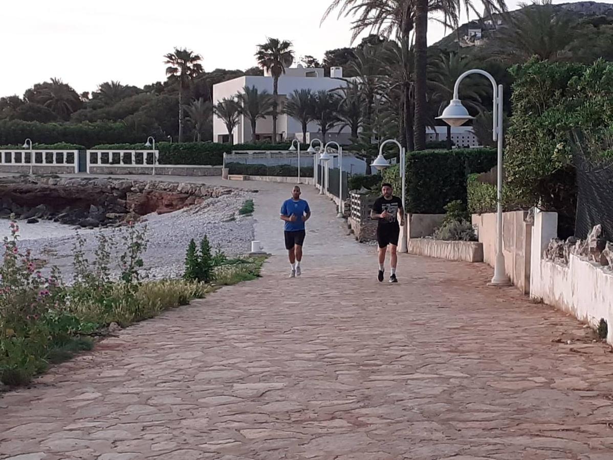 Fotos: Los primeros primeros paseos y ejercicios de la desescalada en Dénia