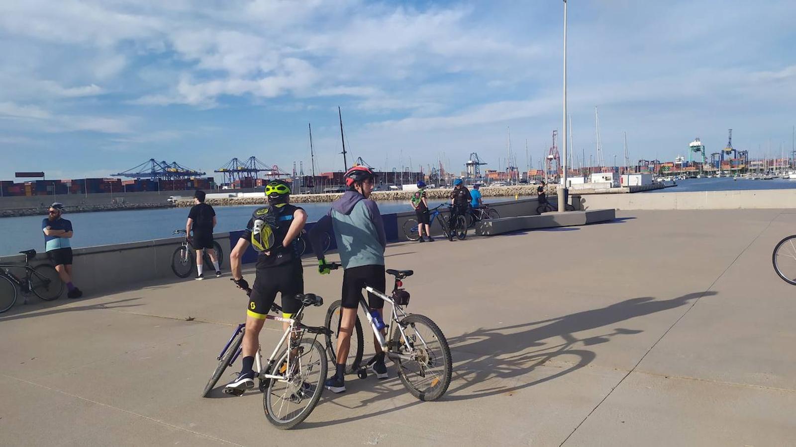 Fotos: Ciclistas, corredores y paseantes llenan de vida Valencia