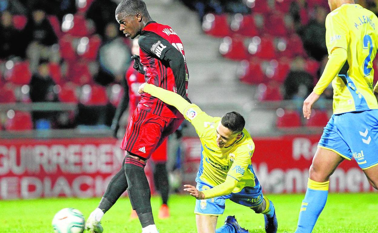 Mickaël Malsa pasa el balón durante un partido entre el Mirandés y Las Palmas en el estadio de Anduva. 