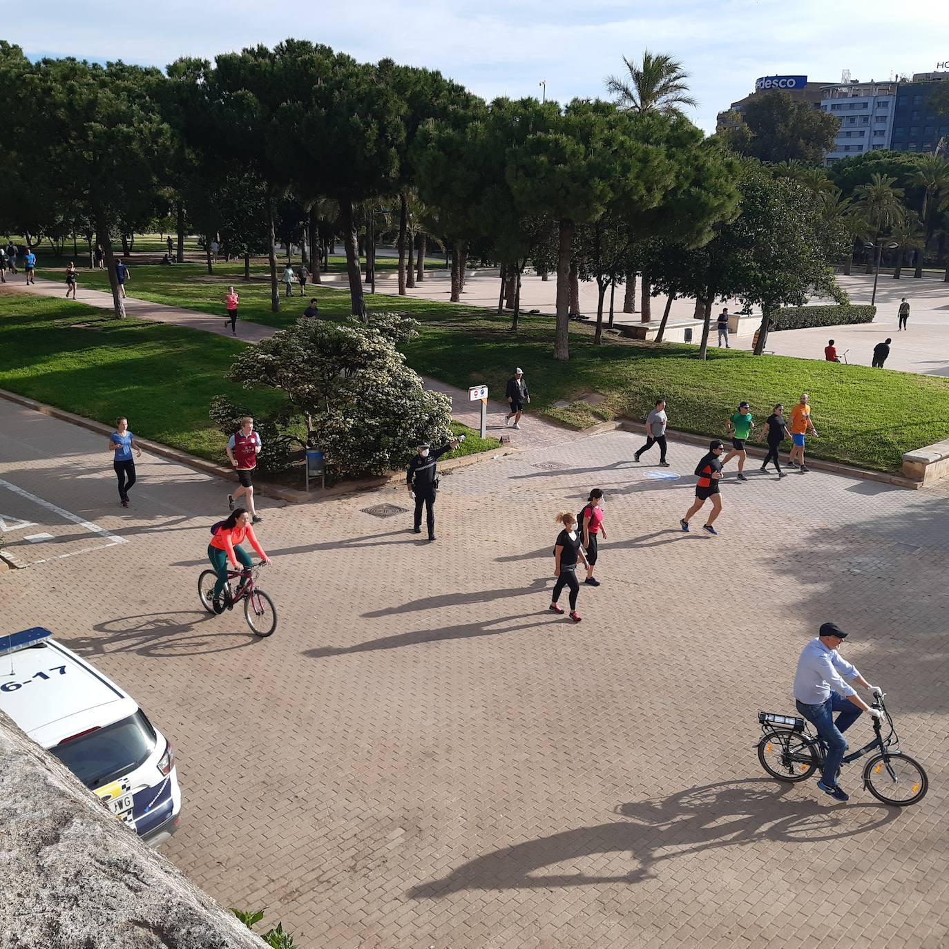 Fotos: Ciclistas, corredores y paseantes llenan de vida Valencia