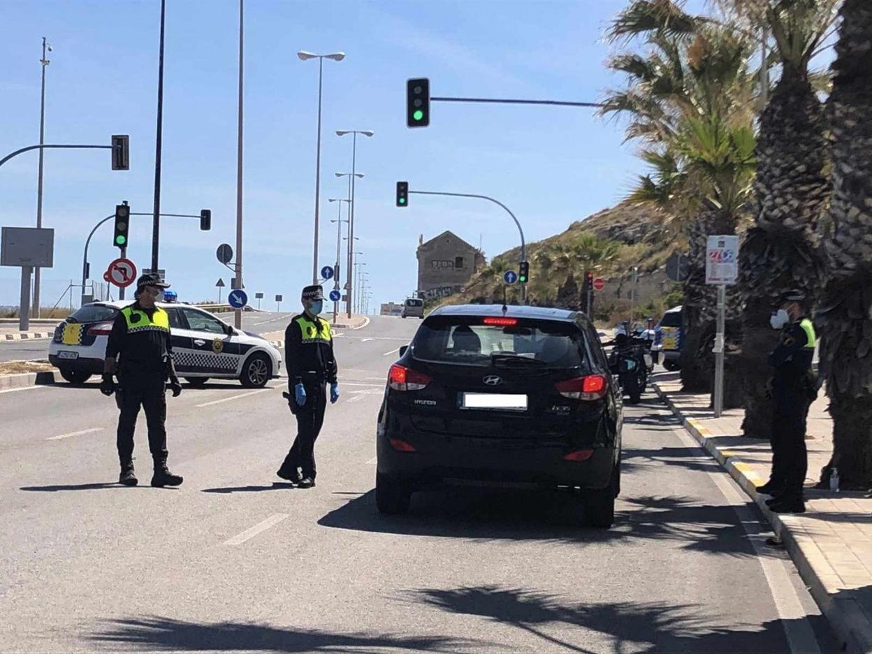 La Policía Local de Alicante realiza un control en carretera. LP