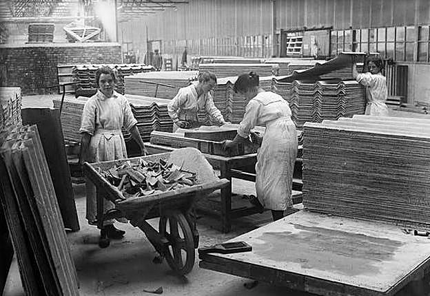 Trabajadores en una fábrica de tejados de amianto en Lancashire, entre 1914-1918.