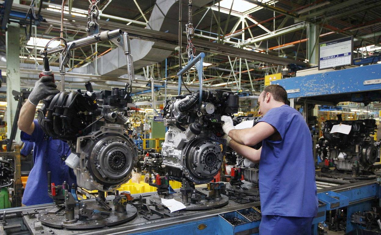 Dos trabajadores de Ford en la planta de Almussafes